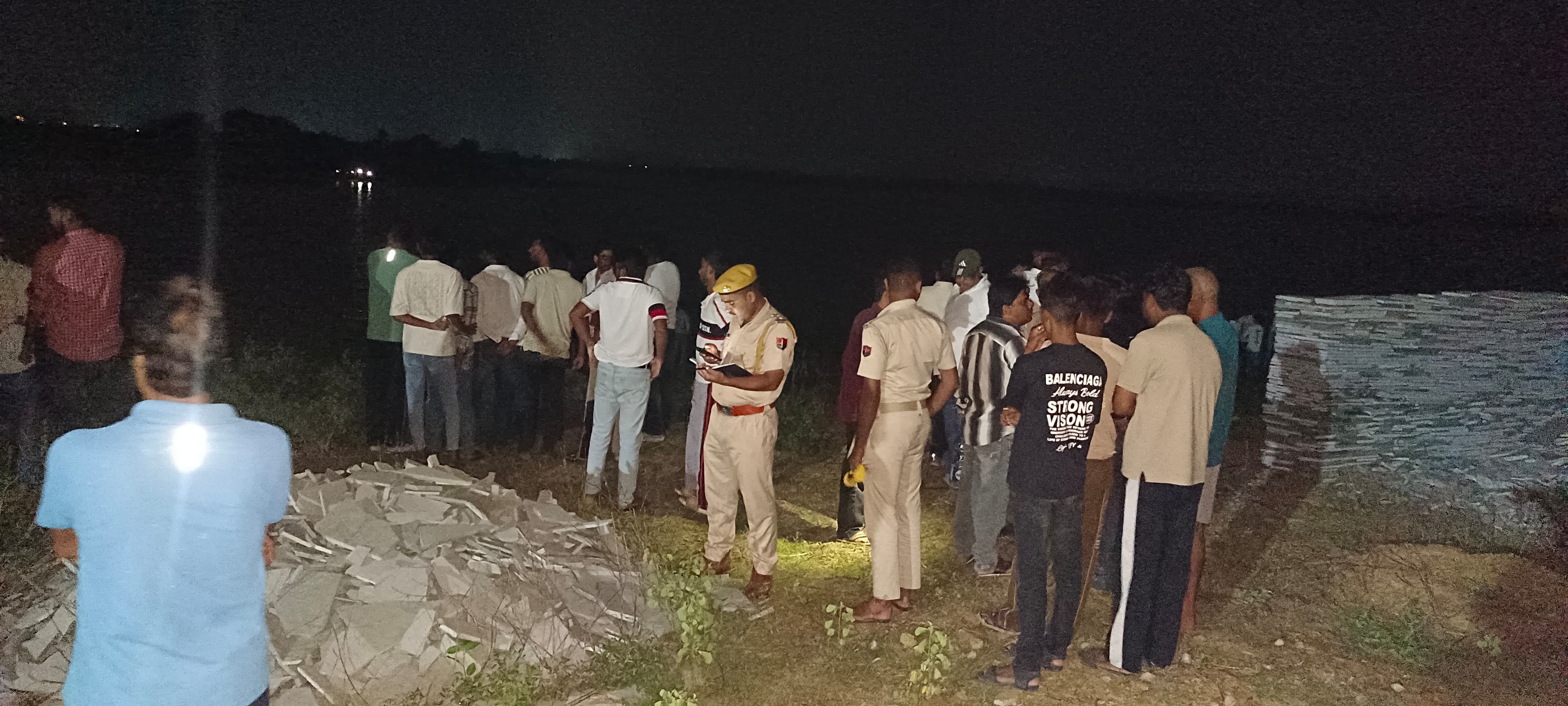 लापता युवकों की जानकारी मिलने पर घटना स्थल पर मौजूद लोग