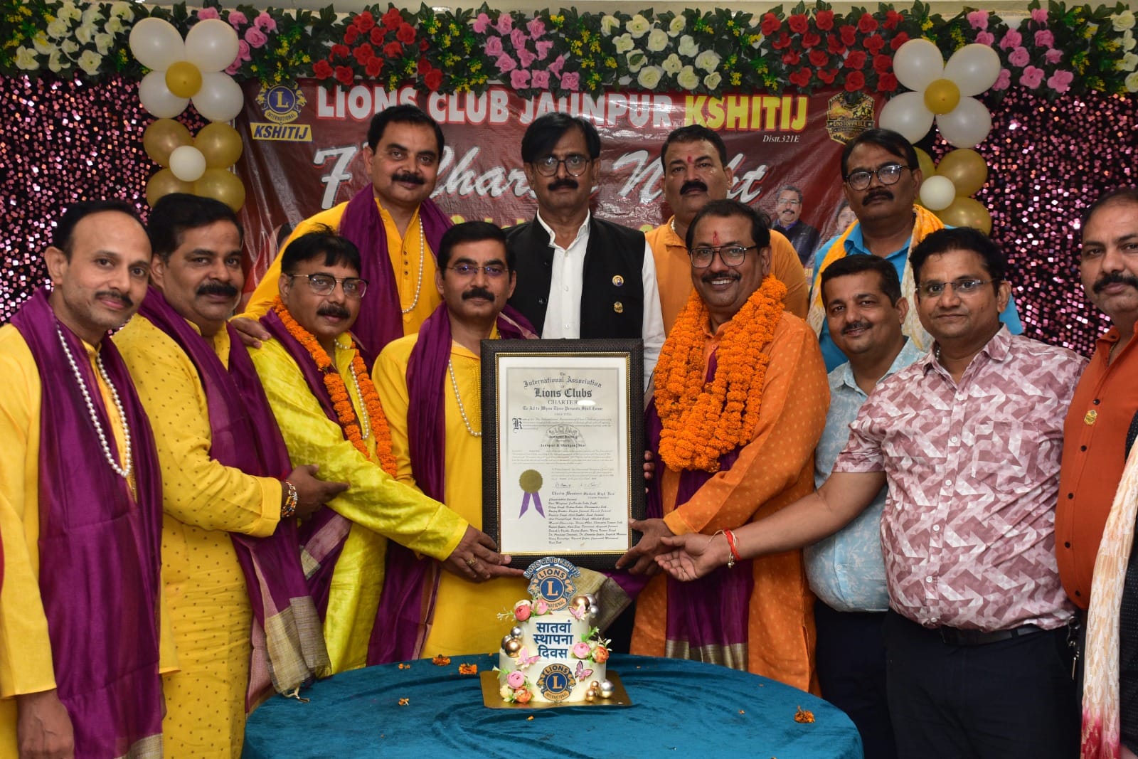लायंस क्लब क्षितिज के स्थापना दिवस पर पदाधिकारियों को सम्मानित करते हुए। संगठन