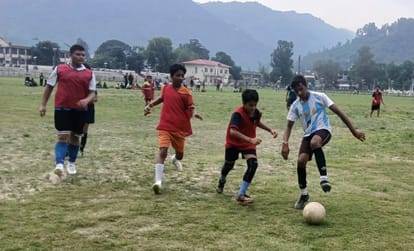 मंडी के पड्डल मैदान में आयोजित अंडर-14 फुटबॉल प्रतियोगिता में ट्रायल देते  खिलाड़ी। संवाद