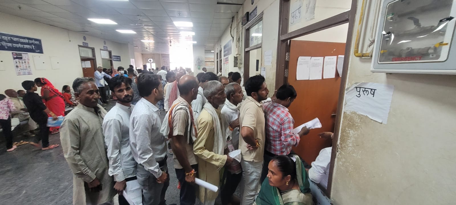 मेडिकल कॉलेज के मेडिसिन विभाग की ओपीडी के बाहर बिना मास्क के लाइन में लगे मरीज। संवाद