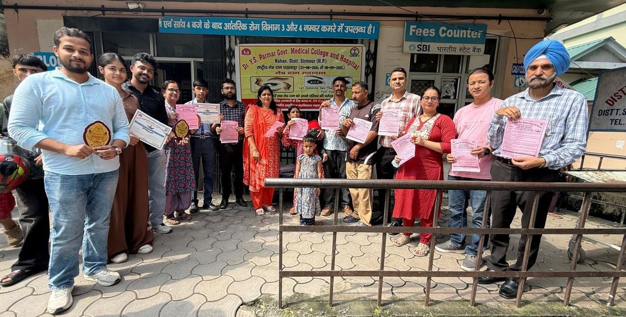 मेडिकल कॉलेज नाहन के परिसर में नेत्रदान जागरूकता कार्यक्रम के दौरान लोग और नेत्र विभाग की टीम। 