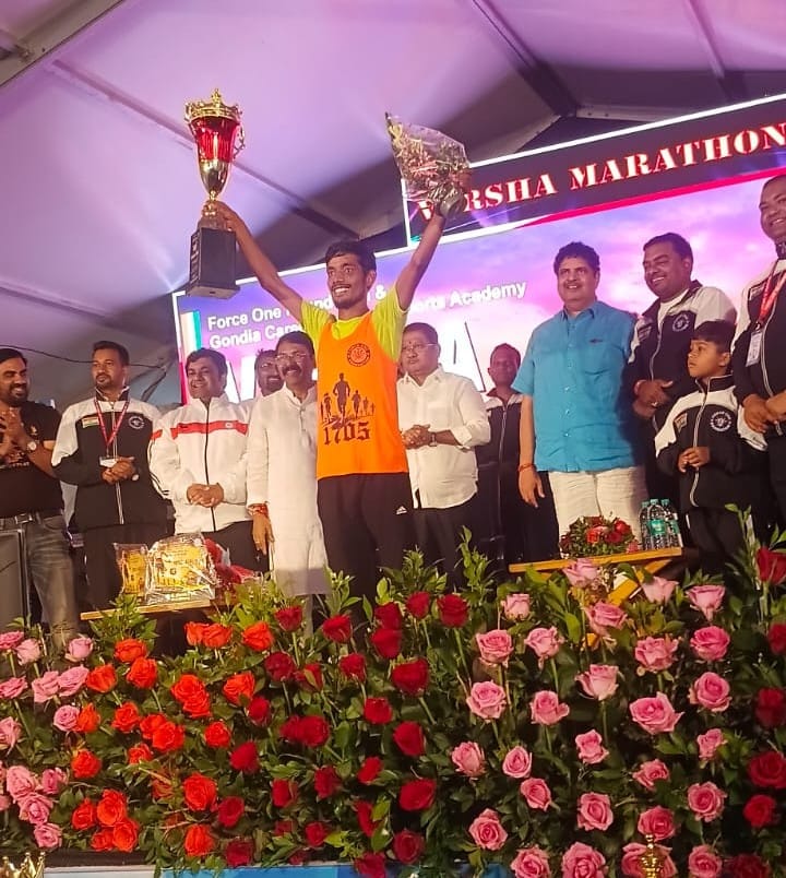 Satish from Bhadohi won a 21 km marathon in Maharashtra.