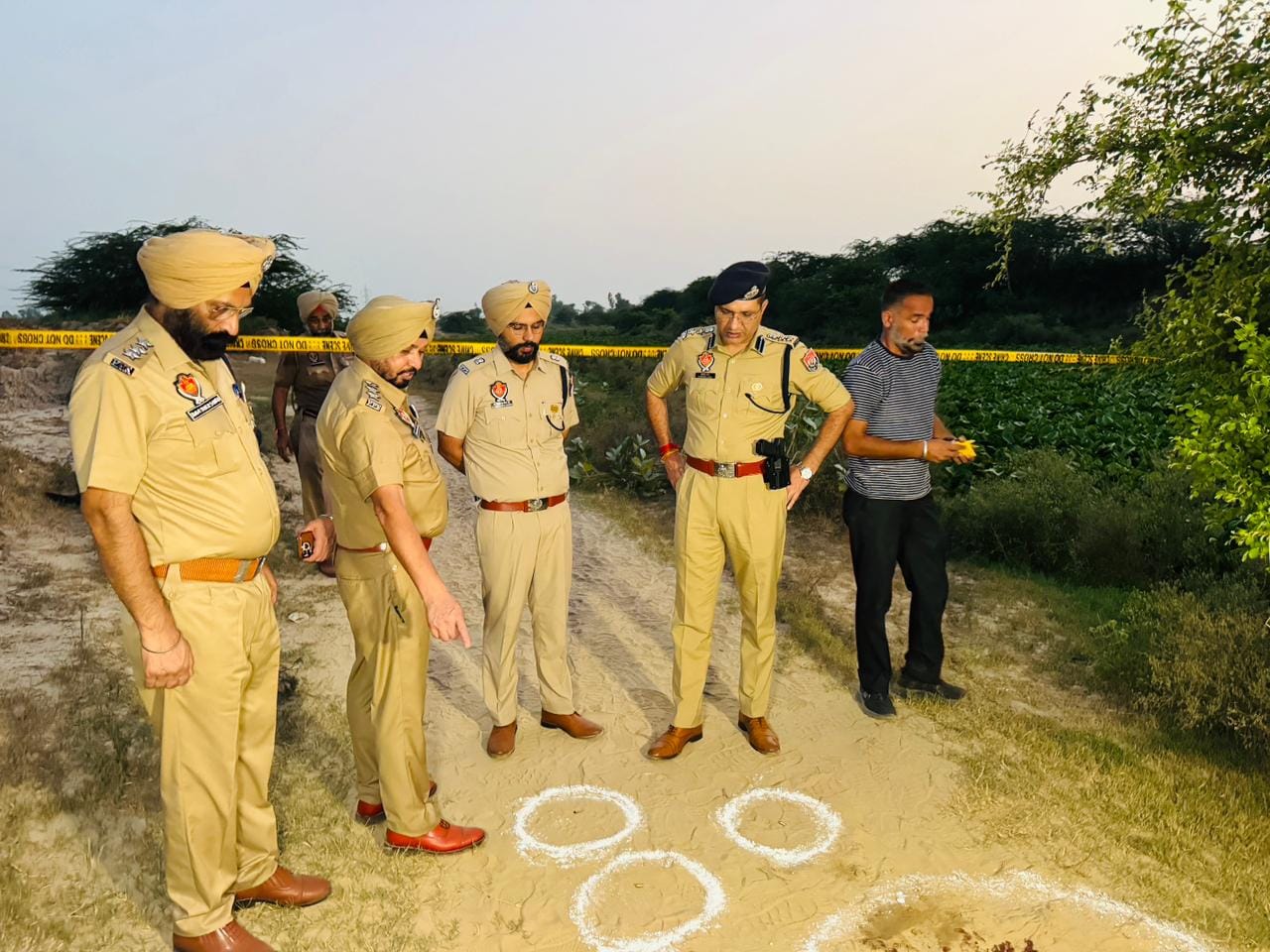 मौके पर पहुंचे एसएसपी सुरेंद्र लांबा, एसपी आई रिपुतपन सिंह संधू, डीएसपी शिवदर्शन सिंह।मौके पर