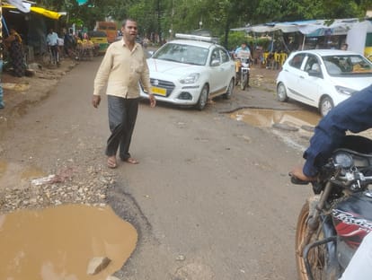 मिर्जापुर से सोनभद्र को जोड़ने वाले लुंबनी मुख्य मार्ग के गड्ढाें में भरा पानी, संवाद