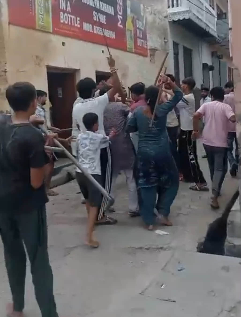 मुरादनगर। कन्नौजा गांव में दो पक्षों में होता संघर्ष। स्रोत: वीडियोग्रैब
