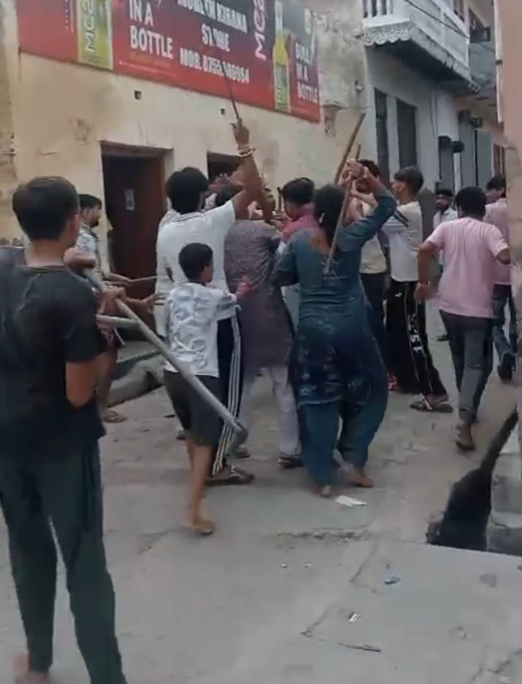 मुरादनगर। कन्नौजा गांव में दो पक्षों में होता संघर्ष। स्रोत: वीडियोग्रैब