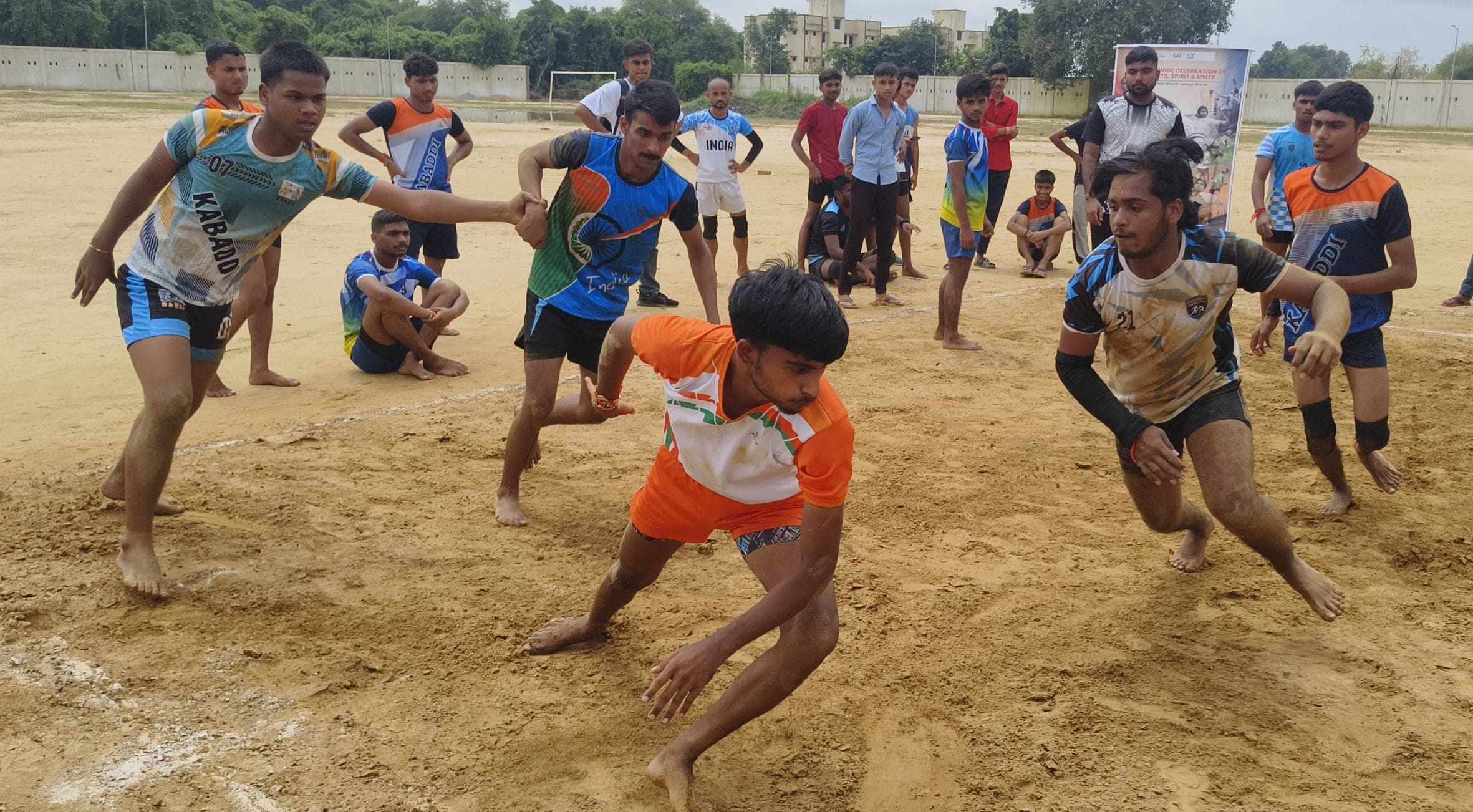 मोतीलाल नेहरू स्टेडियम में आयोजित कबड्डी प्रतियोगिता में जीत के लिए संघर्ष करते खिलाड़ी। 