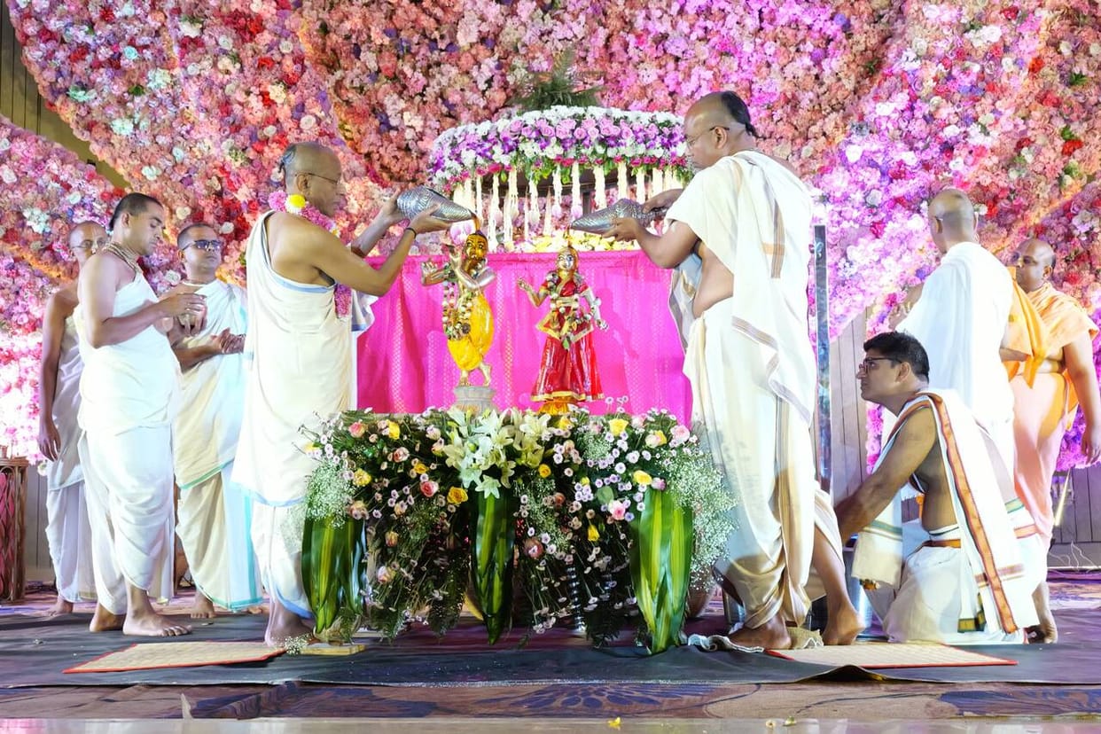 The spirit of Vrindavan came alive during Krishnotsav; devotees thronged the Maha-abhishek.