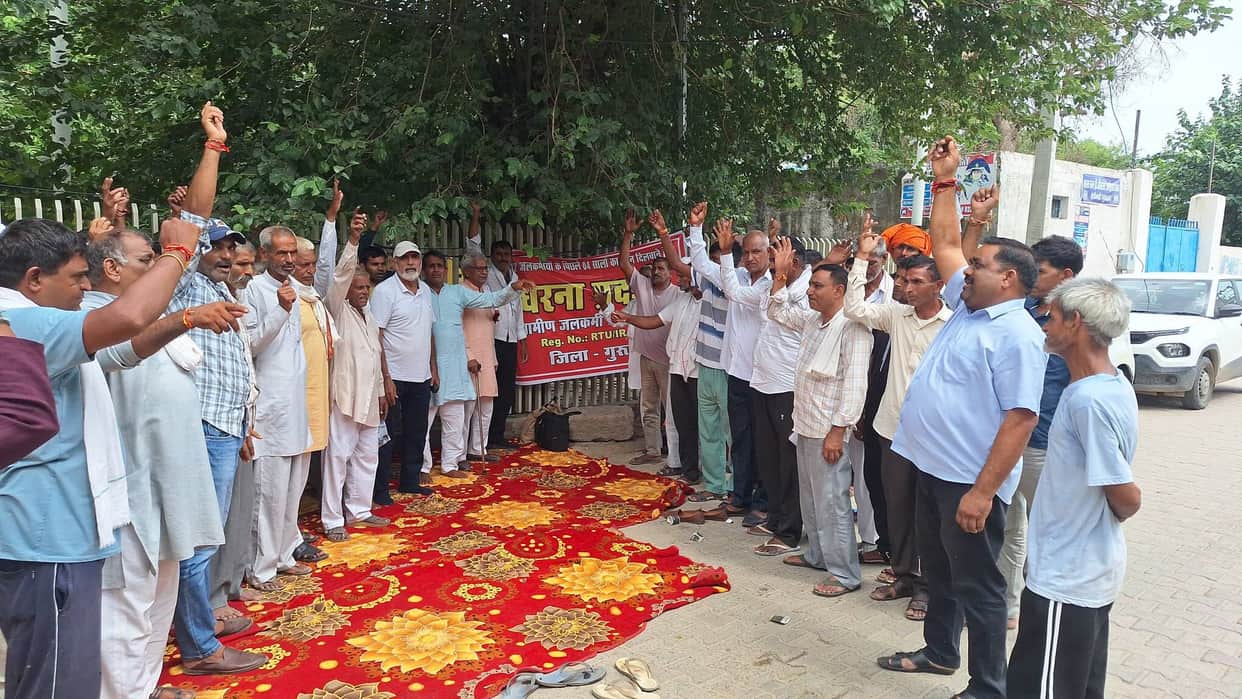 Water department workers staged a protest after not receiving their salaries for four years.