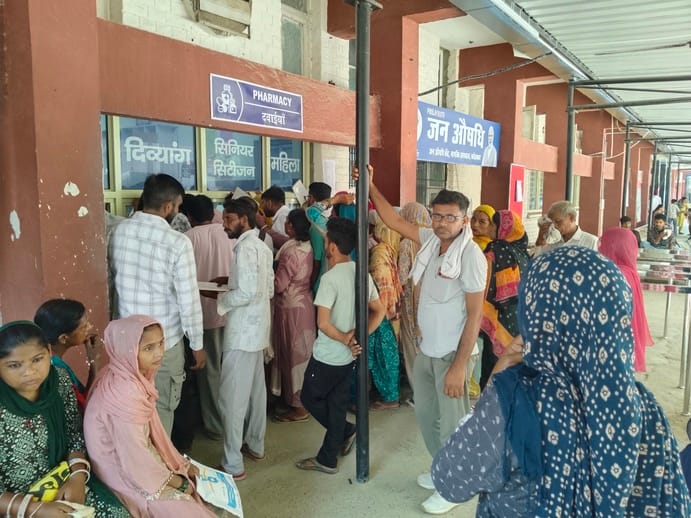 नागरिक अस्पताल में डिस्पेंसरी जहां पर रेलिंग नहीं संवाद