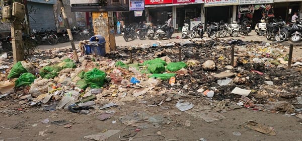 नेहरू पैलेस में पड़ा जला हुआ कूड़ा। संवाद
