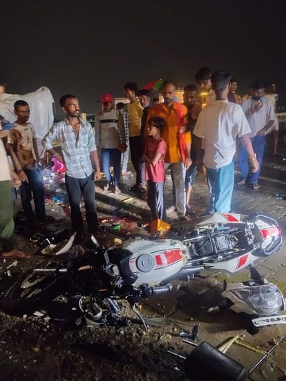 नैनी। अरेल बंधा रोड पर दुर्घटना के बाद छुट्टी लोगों की भीड़