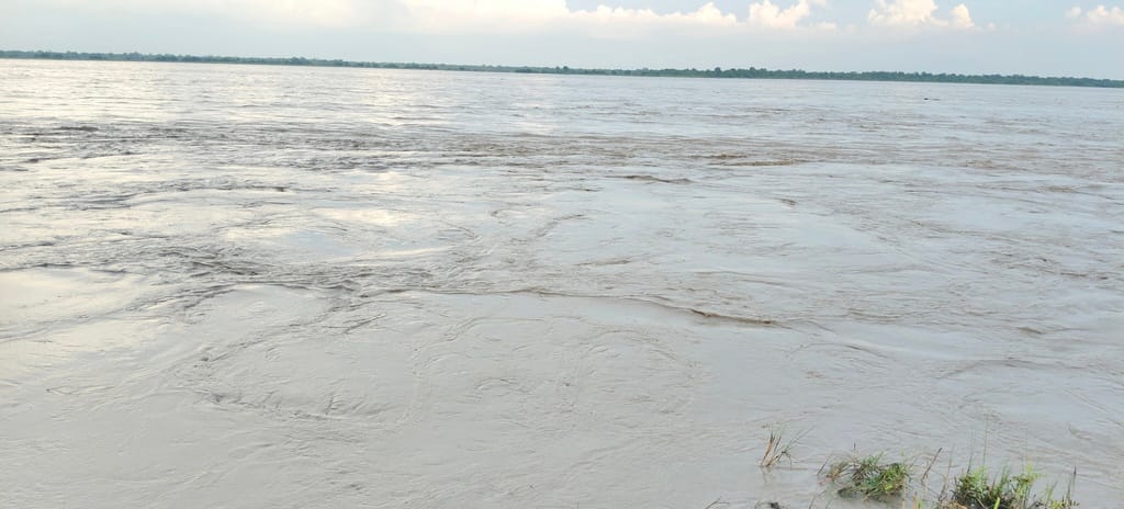 Rising water levels of the Narayani River spark panic; bodies seen floating in the current.