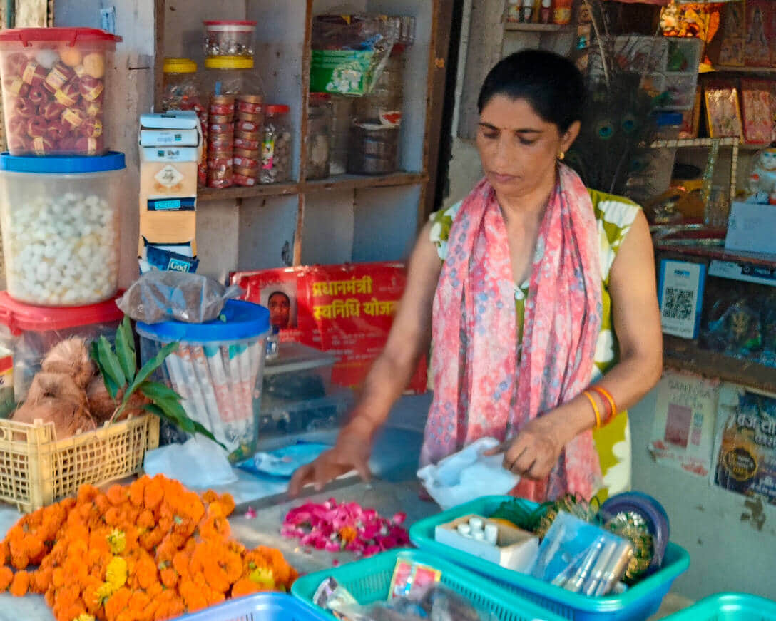 नंदग्राम में दुकान चलाती बबीता शर्मा। संवाद
