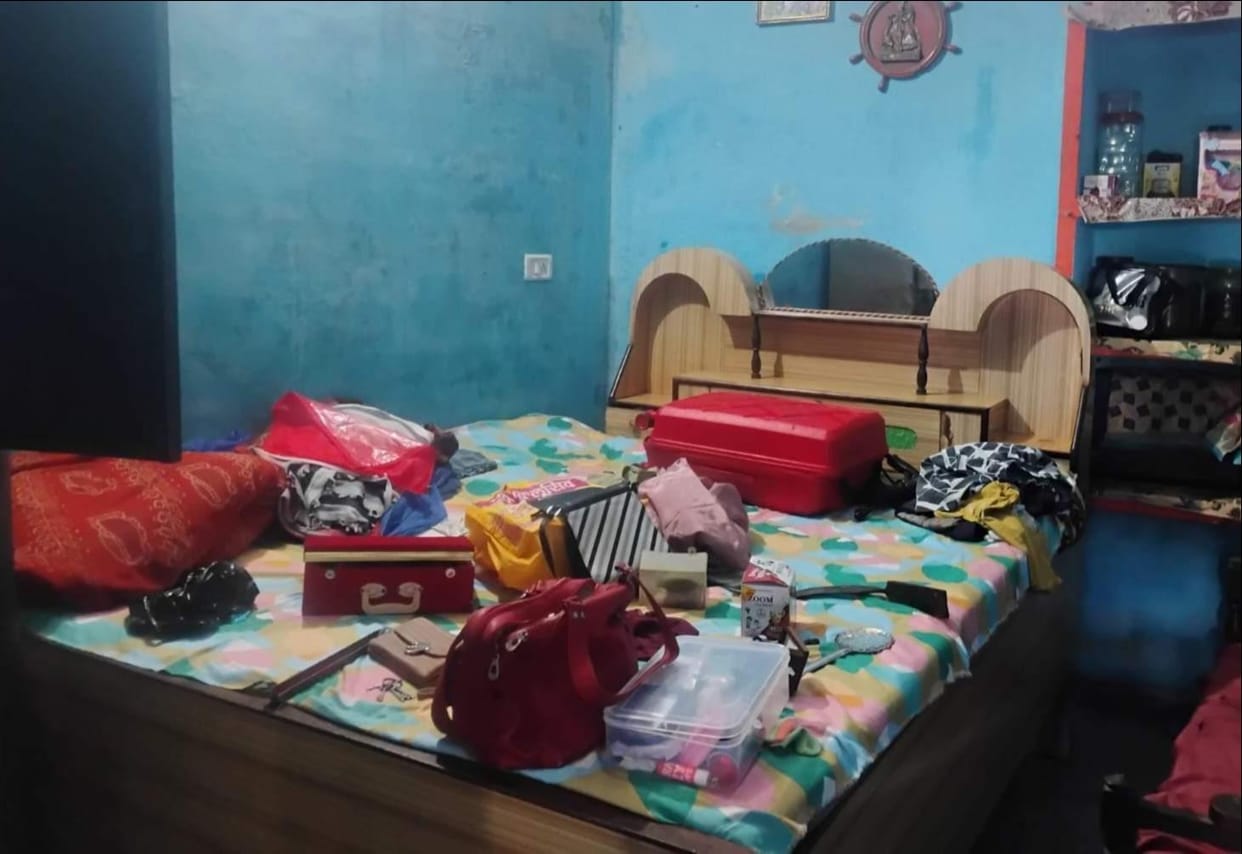 The family had gone to Ayodhya for darshan, but thieves ransacked their house.