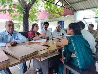 पुलिस अधीक्षक कार्यालय में महिला एच्छिक ब्यूरो में आए मामले की सुनवाई करते सदस्य। संवाद
