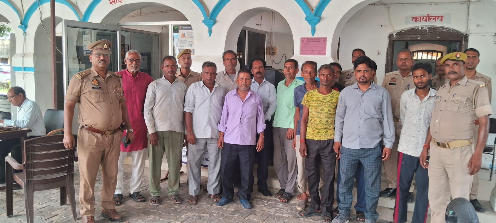 पुलिस चौकी में कहासुनी और गाली-गलौज पर गिरफ्तार किए गए दोनों पक्षों के लोग। संवाद