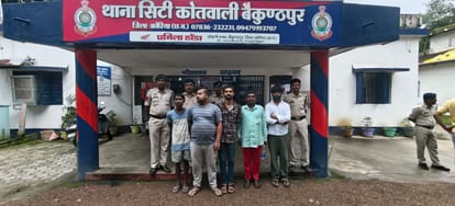 पुलिस की गिरफ्त में आरोपी