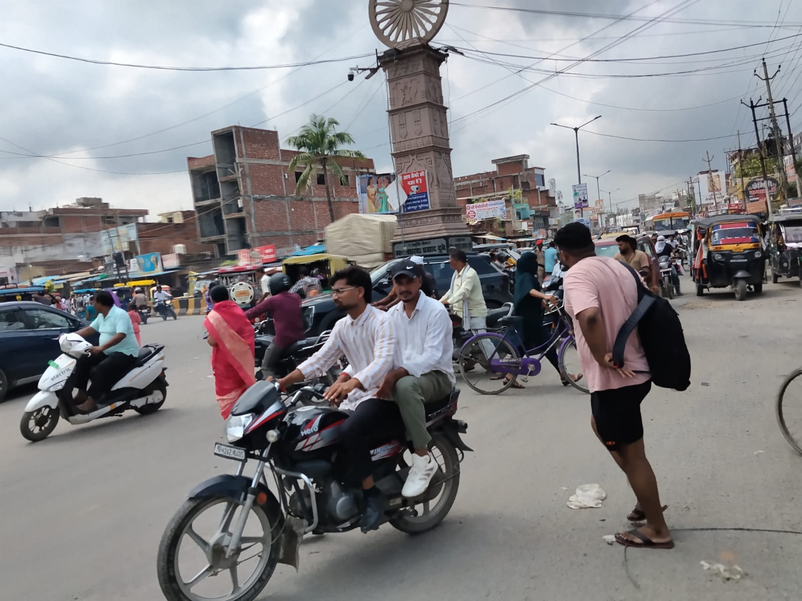 पालिटेनिक चौराहा पर बिना हेलमेंट के बाइक सवार।