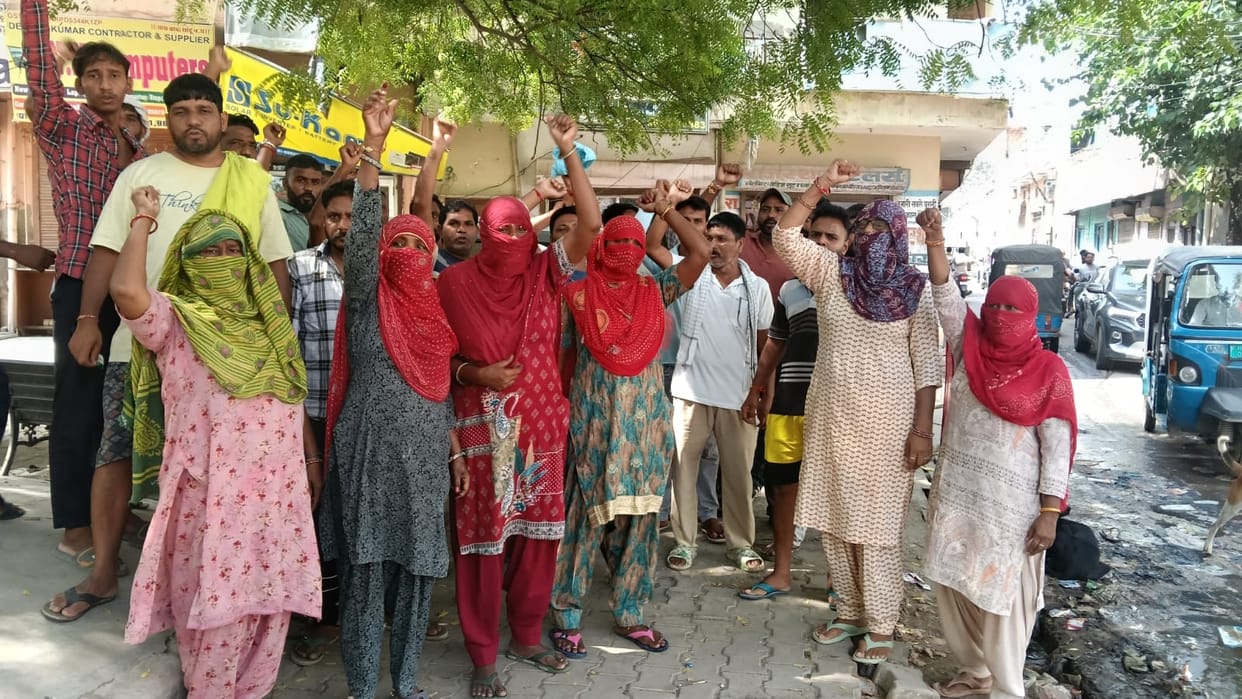 Clash between sanitation workers and agency staff; 10 workers detained.