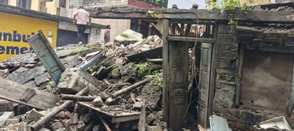 पुराना कांगड़ा में तेज बरसात से गिरा दो मंजिला कच्चा मकान। -स्रोत : जागरूक पाठक