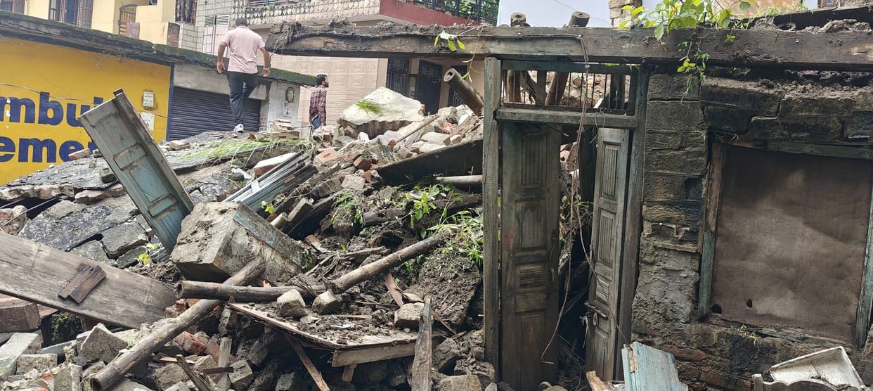 Torrential rains wreak havoc: two houses collapse, three damaged; family trapped under debris in Boda.