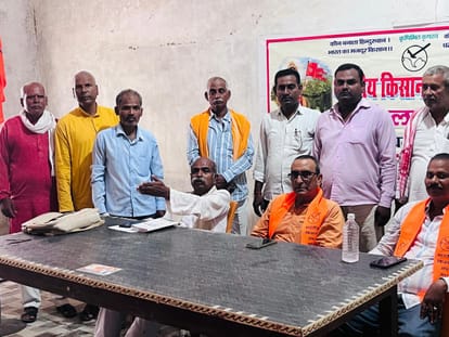 पुस्तकालय भवन नगरा में आयोजित बैठक को संबोधित करते भारतीय किसान संघ के पदाधिकारीगण।आयोजक