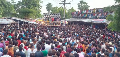 रगड़गंज बाजार में आयोजित डोल मेले के दौरान उमड़ी भीड़।संवाद