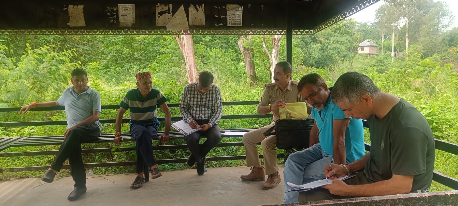रोहल खड्ड में गिरने से हुई मौत मामले में जांच करने पहुंची पुलिस और मौजूद परिजन। स्रोत: जागरूक प