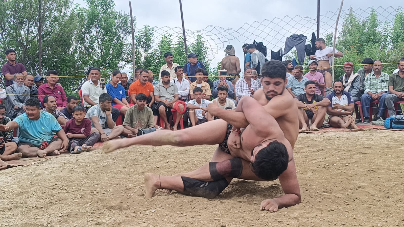 राजगढ़ के मंडियाघाट में आयोजित मेले में दंगल में खिताब के लिए दाव पेच लगाते पहलवान। संवाद