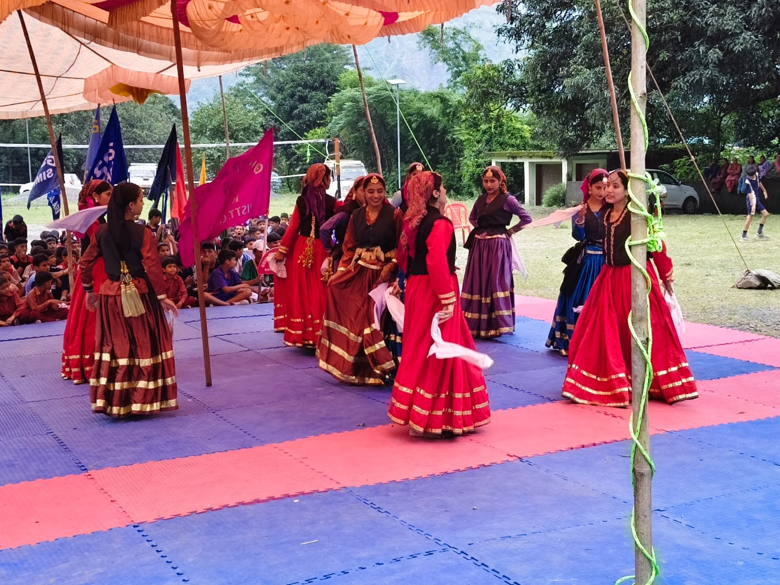 राजकीय वरिष्ठ माध्यमिक पाठशाला शेरपुर में खेलकूद प्रतियोगिता के समापन अवसर पर छात्र छात्राएं सं