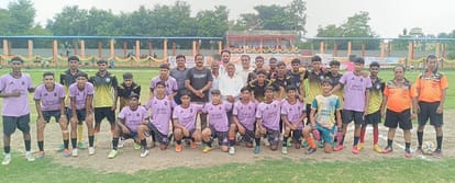 राज्य स्तरीय फुटबॉल में मिर्जापुर मंडल बालक टीम।-सोशल मीडिया