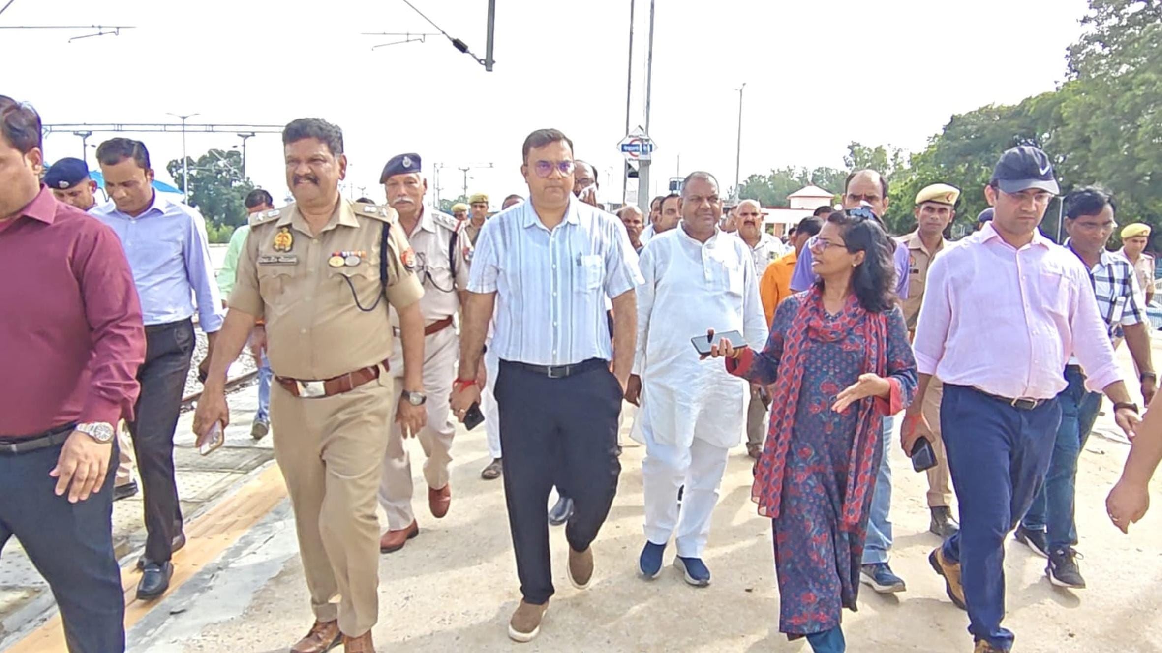 रेलवे स्टेशन पर के शुभारंभ पर कार्यक्रम की तैयारियों का निरीक्षण करते जिलाधिकारी। 