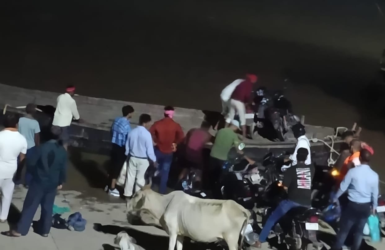 Boat operations continue despite the surge in the Ganges.