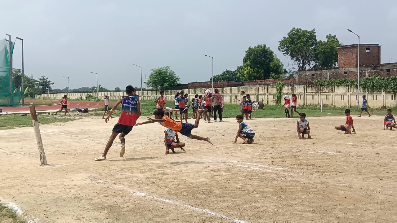 राष्ट्रीय खेल दिवस के दूसरे दिन खो-खो प्रतियोगिता मे हिस्सा लेते खिलाडीस्रोत:सोशल मीडिया
