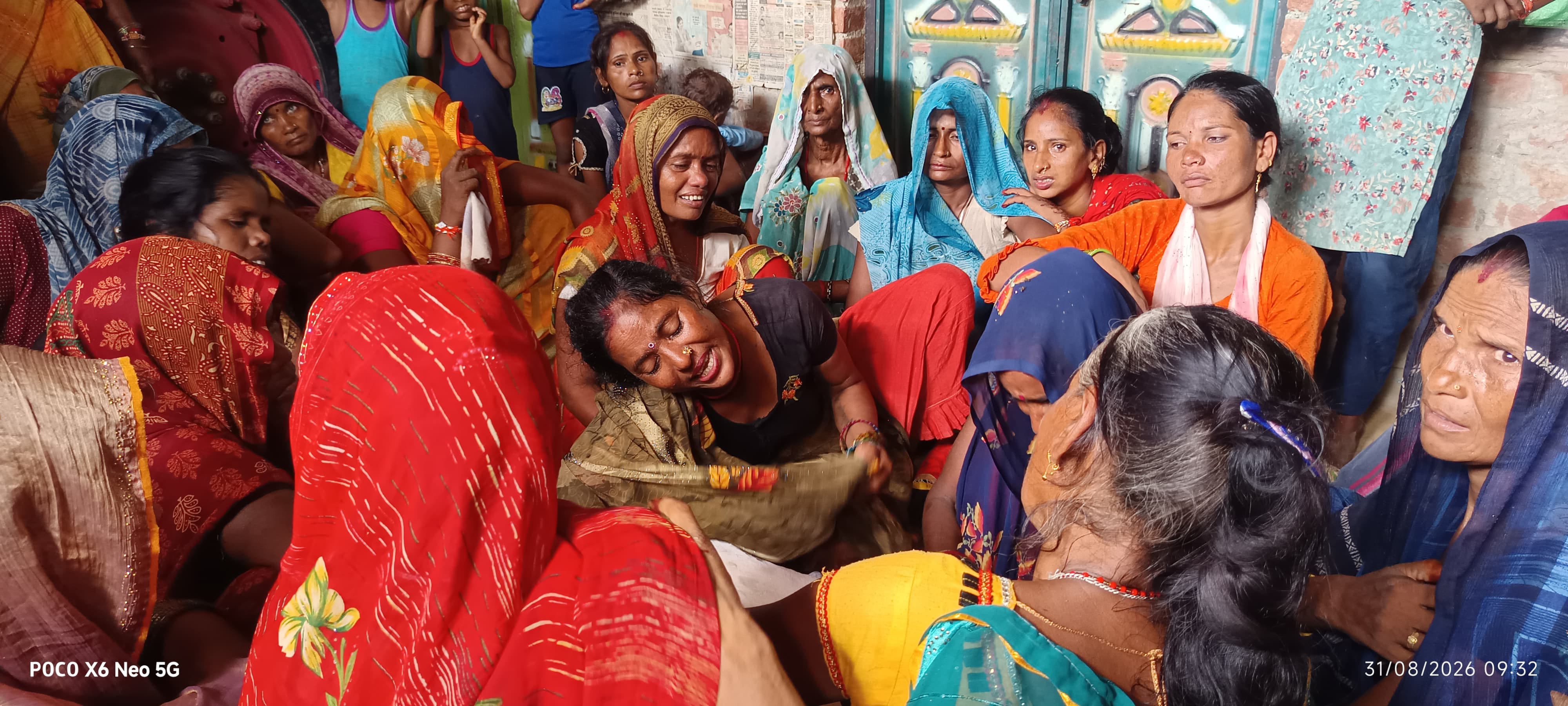 रोते बिलखते परिजन। संवाद