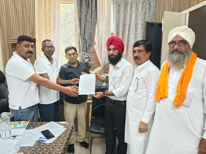 रतिया में बीडीपीओ को शिकायत देते पंचायत समिति सदस्य।