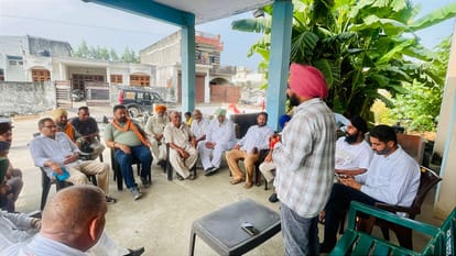 रादौर में होने वाली किसान पंचायत के लिए प्रचार करते भाकियू निदेशक मंदीप सिंह। स्वयं