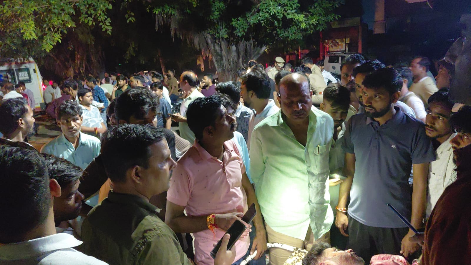 रविवार की रात अस्पताल में लगी भीड़। संवाद