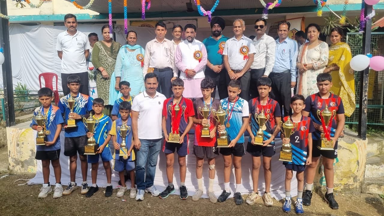 ऋषिकेश स्कूल में खेलकूद प्रतियोगिता के समापन अवसर पर विजेता खिलाड़ियों को सम्मानित करते हुए।