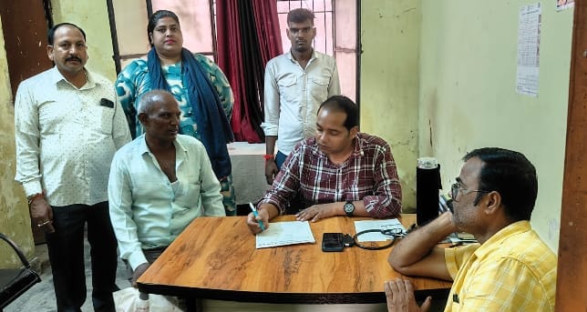 Long queues of patients suffering from viral fever and cough were seen at the health fair.