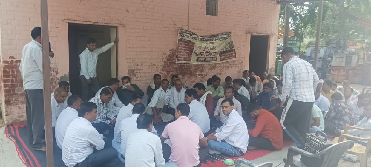 Electricity employees staged a protest over the privatization policy.