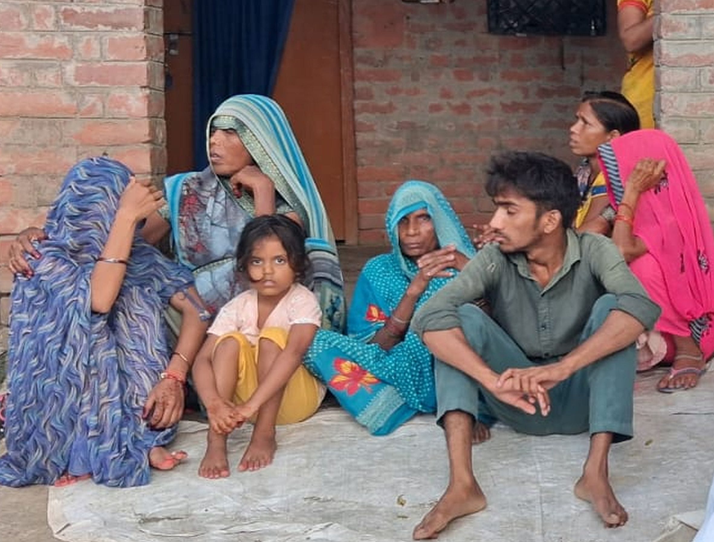  सिंहपुर के खरगापुर गांव में गमगीन परिजन। स्रोत: ग्रामीण