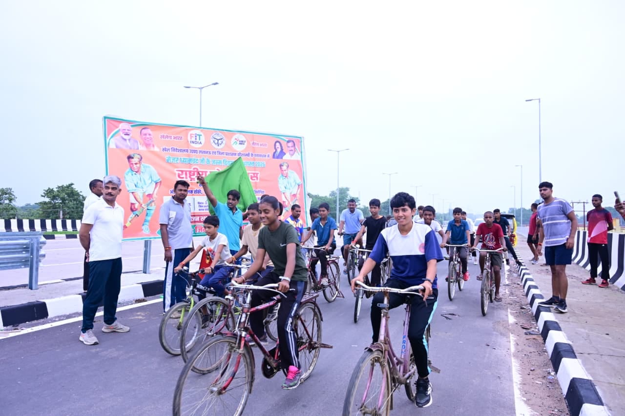 साइकिल रैली निकाल स्वस्थ जीवनशैली अपनाने को जागरूक करते खिलाड़ी। स्रोत: विभाग