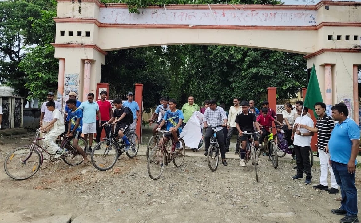 सुखदेव पहलवान स्टेडियम से रवाना होती साइकिलें। स्रोत-खेल