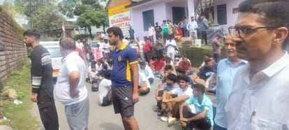 सोल बनेहड़ के अभिलाष की मौत की जांच को लेकर सड़क पर बैठकर प्रदर्शन करते परिजन और ग्रामीण। संवाद