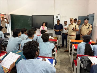 सिरसा। परीक्षा केंद्र का निरीक्षण करते एसपी दीपक सहारन। पुलिस 