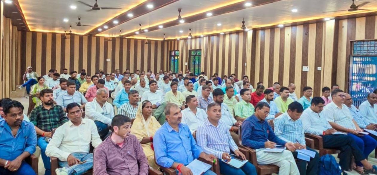 सिरसिया ब्लॉक सभागार में आयोजित बैठक में मौजूद शिक्षक।-
