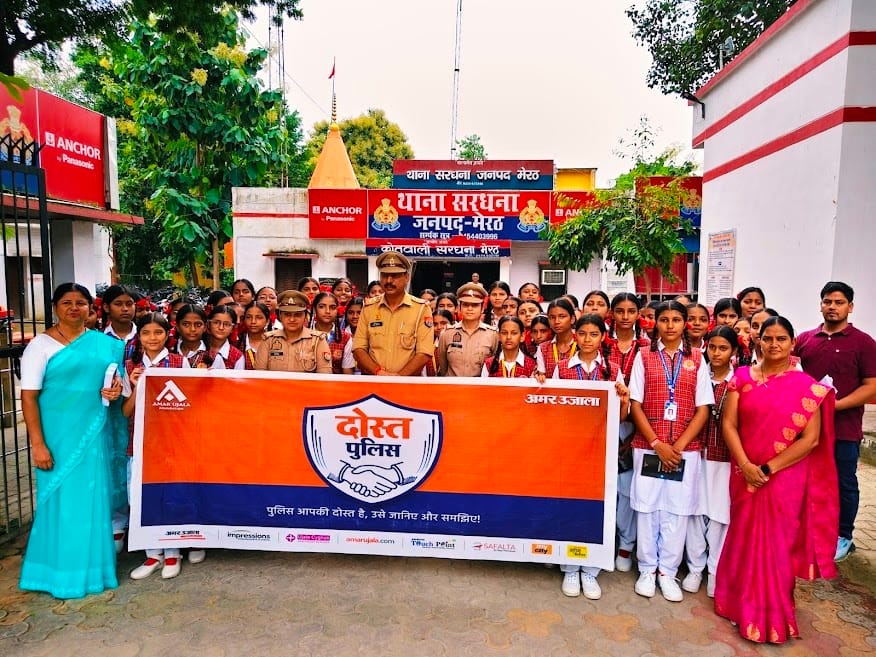 Female students learned about police station operations during the 'Friend Police' campaign.