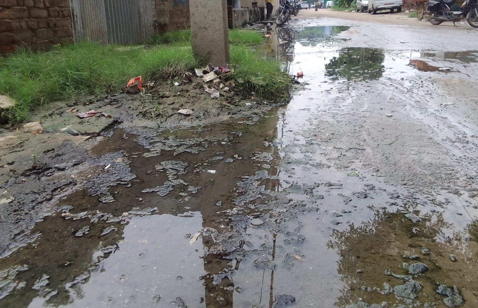 सदर मोहाल में नाली ओवरफ्लो होने से सड़क पर बह रहा दूषित पानी। संवाद